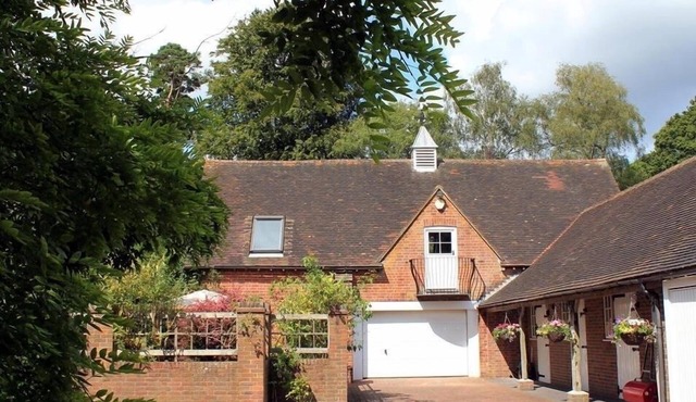 GRANARY COTTAGE, with a garden in Royal Tunbridge Wells