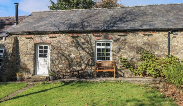 GRANARY COTTAGE, pet friendly, with pool in Maenclochog