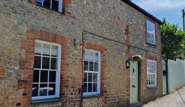 GRANARY COTTAGE, family friendly, with open fire in Warminster