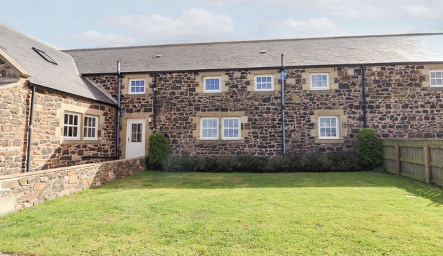 GRANARY STONE HOUSE, pet friendly, luxury holiday cottage in Embleton