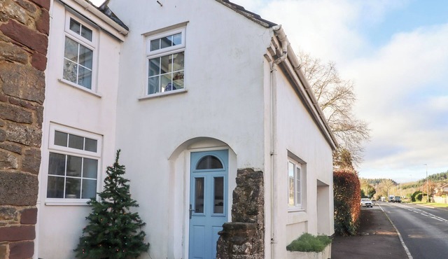 GRANARY STUDIO, romantic, character holiday cottage in Newent