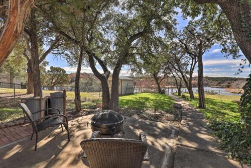 Granbury Getaway w/Lake Views: 2 Mi to Downtown!