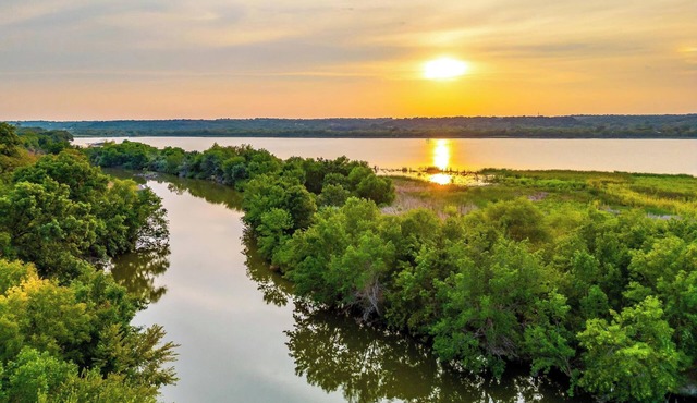 Granbury Lakefront Compound | Sleeps 50+