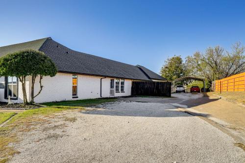Granbury Studio - 10 Mins From Town and The Lake!