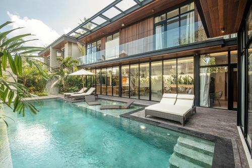 Grand 12BR Villa Steps from Café Del Mar Beach