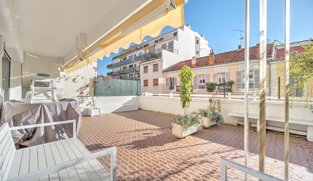 GRAND 2 PIECES TERRASSE A 2 MINUTES DES PLAGES