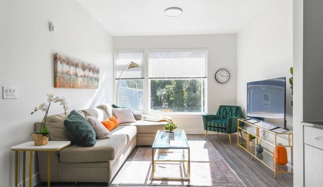 Grand | 2BR | 2 Bath | Free Parking | 30 min NYC!