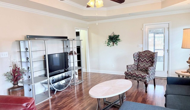 Grand 3-bedroom house with AC in friendly central Huntsville close to everything