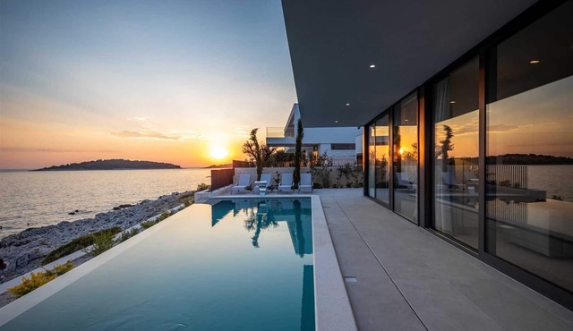 Grand 5-Bedroom Villa for 10, with a hydromassage infinity pool