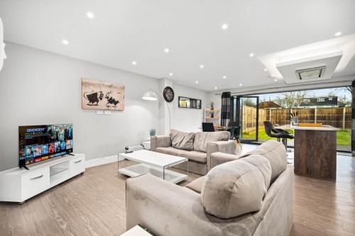 Grand 5 Bedrooms and 2 Bath Birmingham Home