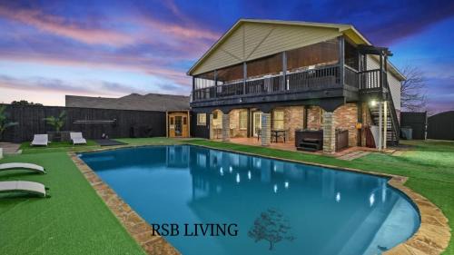 Grand 5BR 2 5B Villa with Pool & Hot Tub