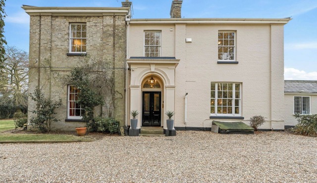 Grand 7-bed Georgian lodge with cinema room, snooker/dining table, private gardens and dog-friendly spaces. Walk to pub, sleep everyone comfortably, ideal for families and groups.