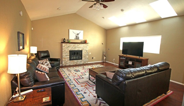 Grand Abode - Beautiful Spacious Home for families