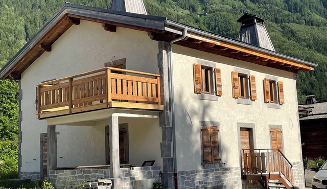 Grand Appartement Entièrement Rénové, au 1er Étage D'un Chalet Individuel