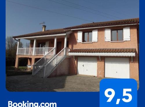 Grand Appartement avec cheminée dans maison, parking gratuit