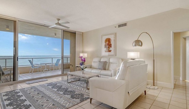 Grand Bay 533 by FVC