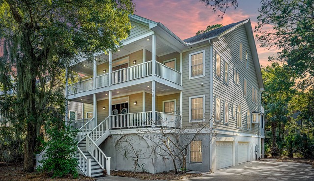 Grand Beach Retreat: Hot Tub, Walk to Ocean, Large Screened in Porch