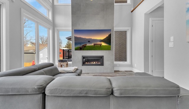 Grand Bend Modern Living Cottage: Luxury Central Beach House!