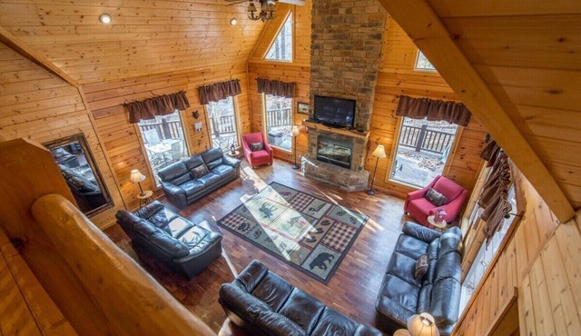 Grand Bentley | Hocking Hills, Pool & Theater