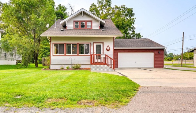 Grand Blanc Rental with Gas Grill and Private Yard