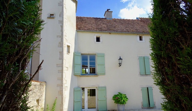 Grand Burgundian stone house in quiet village, 5 bedrooms, beautiful garden
