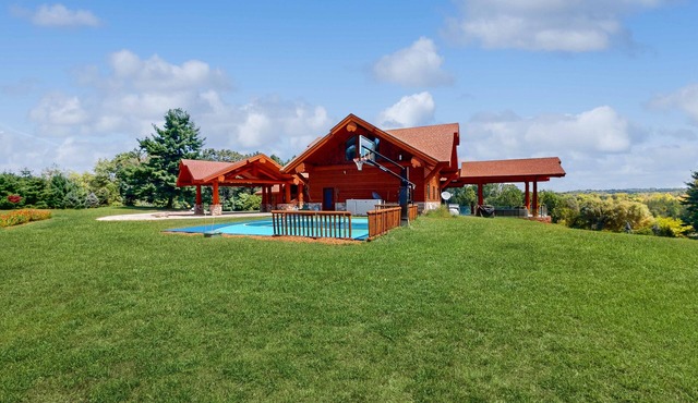 Grand cabin with lake view, pond, wood fireplace & AC, & fast WiFi