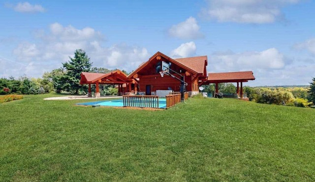 Grand cabin with lake view, pond, wood fireplace & AC, & fast WiFi