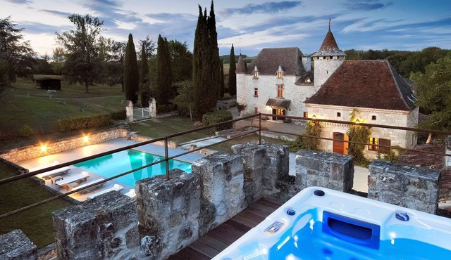 Grand Castle in Saint Caprais de Lerm with Sauna & Bubble Bath