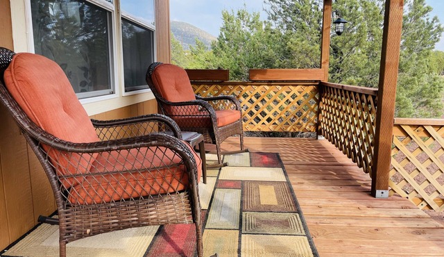 Grand Canyon Retreat w/Hot Tub,Fire Pit, laundry, and view. Private & Secluded