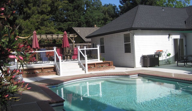 Grand Château. 2 King, 2 Queen beds. Kitchen. Pool. Patio. BBQ.