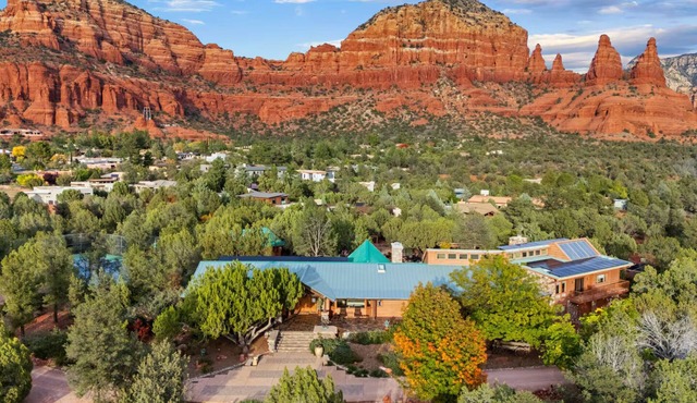 Grand Chapel Estate - Pool, Pickleball & Stunning Red Rock Views