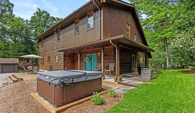GRAND COTTAGE IN PORT FRANKS, HOT TUB. PET-FRIENDLY!