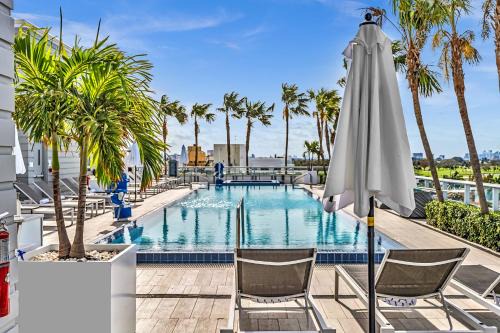 Grand Deluxe Two Bedroom Suite with Balcony Water Views, Corner