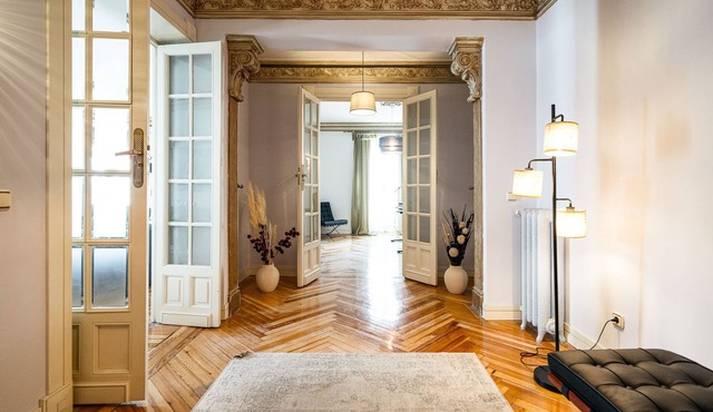 Grand Design. Glamorous Location. Splendid Views.