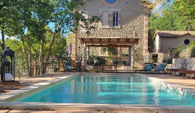 Grand Domaine Avec Piscine, à 8km des Gorges de l' Ardèche, 23 Personnes