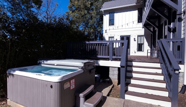 Grand East Nash 4BR-Hot Tub & Deck!