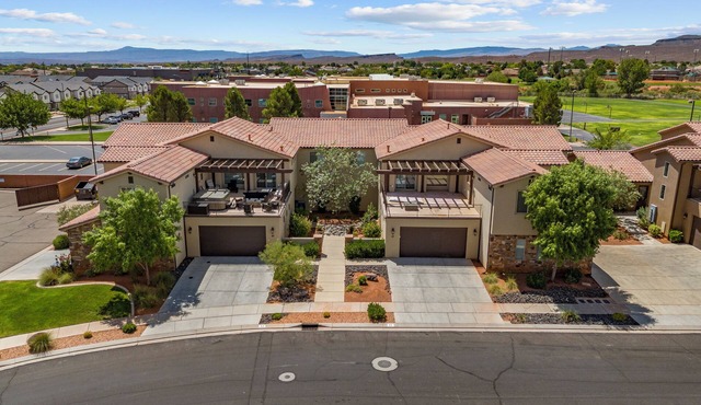 Grand Elite Retreat - 2 side by side units, sleeps 62