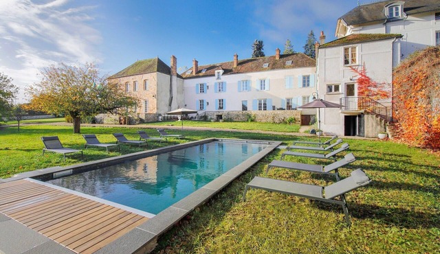 Grand Estate for 20 with Pool, Garden