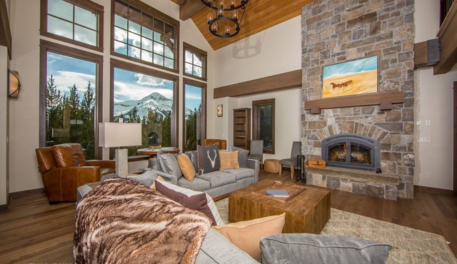 Grand Estate with Ski-in/out! Private Deck with Hot Tub, and Grill! Fireplace &