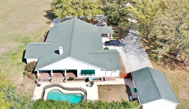 Grand Farmhouse Stay: 4-BR Retreat on 7.5 Private Acres Near Epperson & Mirada