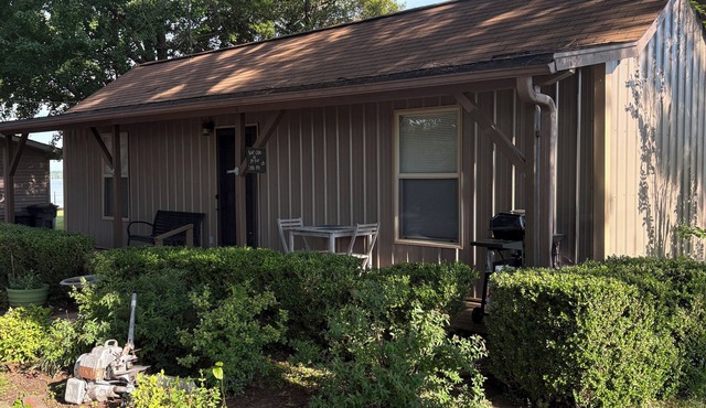Grand Fish Inn on Wolf Creek with dock access - perfect getaway spot!
