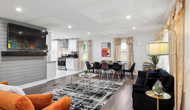 Grand Five-Bedroom Retreat Close to the Airport