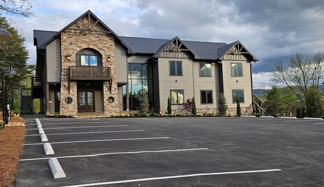 Grand Forge Lodge - 16 Bedrooms in the MIDDLE of Pigeon Forge! Loaded!