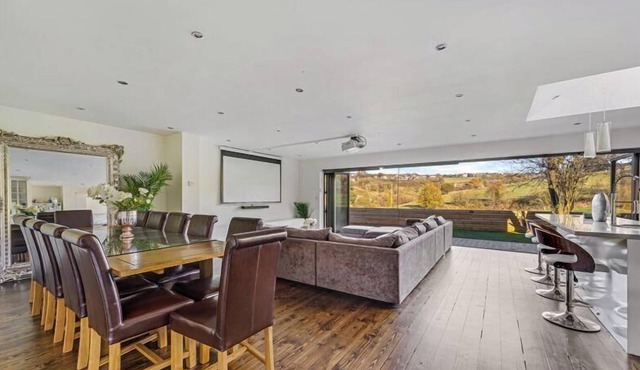 Grand four bed with spectacular views and lazy spa