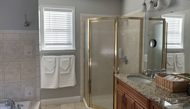 Grand Four Bedroom House 15-minutes to DC Mall