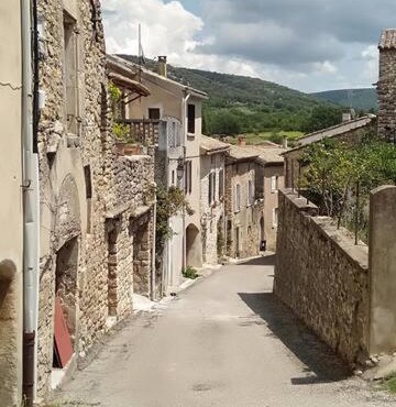 Grande maison en pierre au coeur du village provençal du XIe siecle 10 personnes