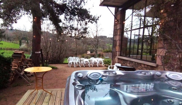 Grand Gîte de Groupe Près de Lyon Pour 18 Personnes Avec Jacuzzi