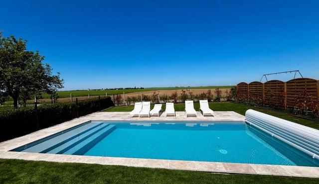 Grand gîte avec piscine chauffée & Sauna proche Loire & Chambord