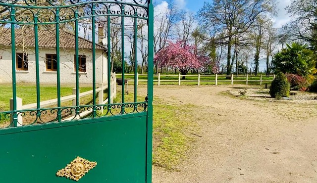 Grand gîte dans un parc arboré