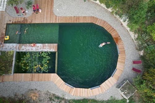 Grand Gîte Les Cabanes de Fallot pour 19 personnes - piscine naturelle